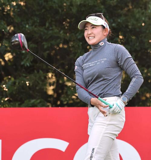 2番、ティーショットを放ち笑顔を見せる岩井千怜（撮影・上田博志）