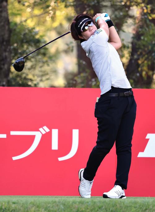 2番、ティーショットを放つ穴井詩（撮影・上田博志）