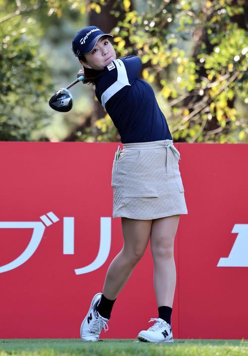 2番、ティーショットを放つ山内日菜子（撮影・上田博志）