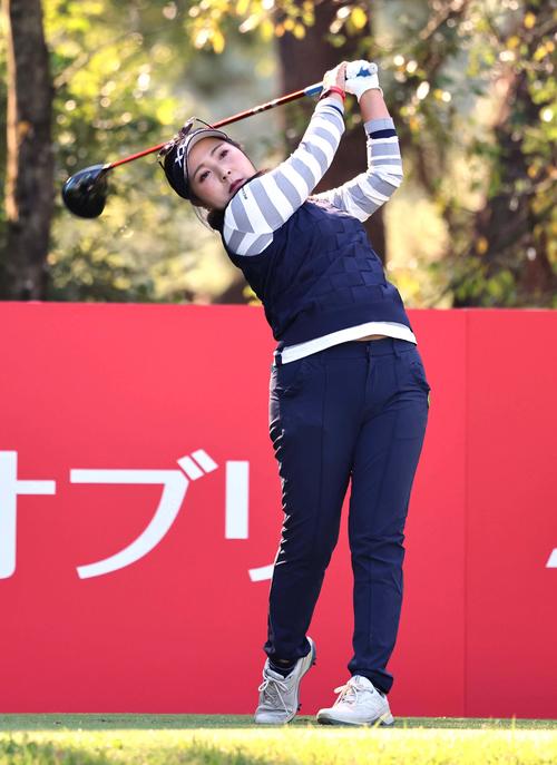 2番、ティーショットを放つ青木瀬令奈（撮影・上田博志）