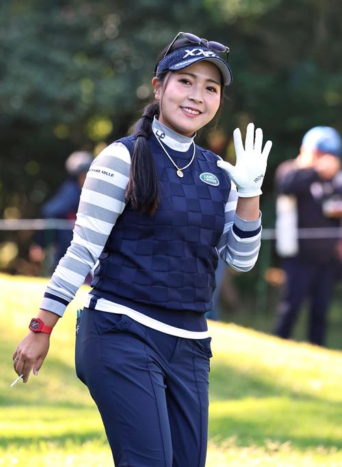 2番、ティーショットを放ち笑顔を見せる青木瀬令奈（撮影・上田博志）