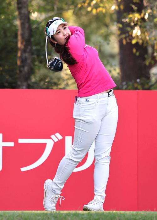2番、ティーショットを放つ天本ハルカ（撮影・上田博志）