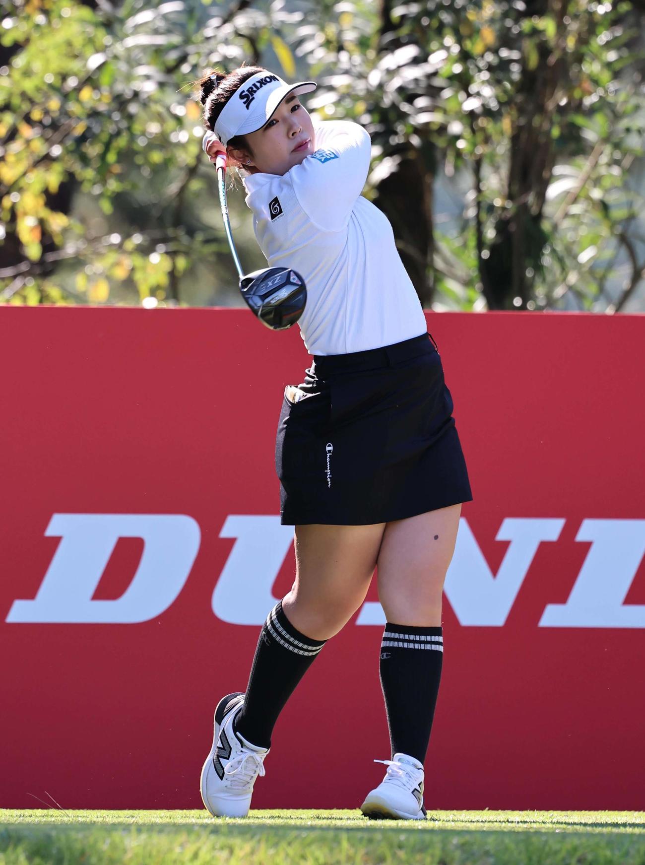 2番、ティーショットを放つ山下美夢有（撮影・上田博志）