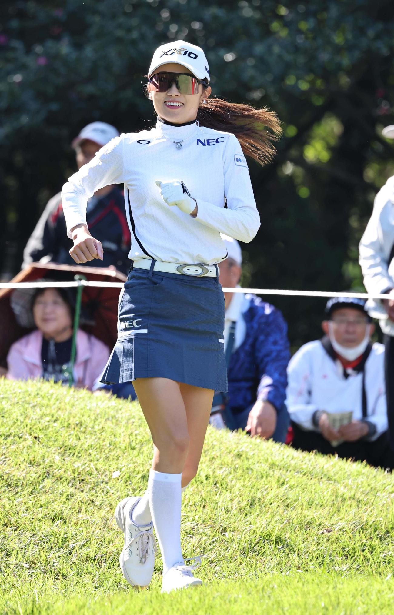 2番、ティーショットを放ちセカンドへ向かう安田祐香（撮影・上田博志）