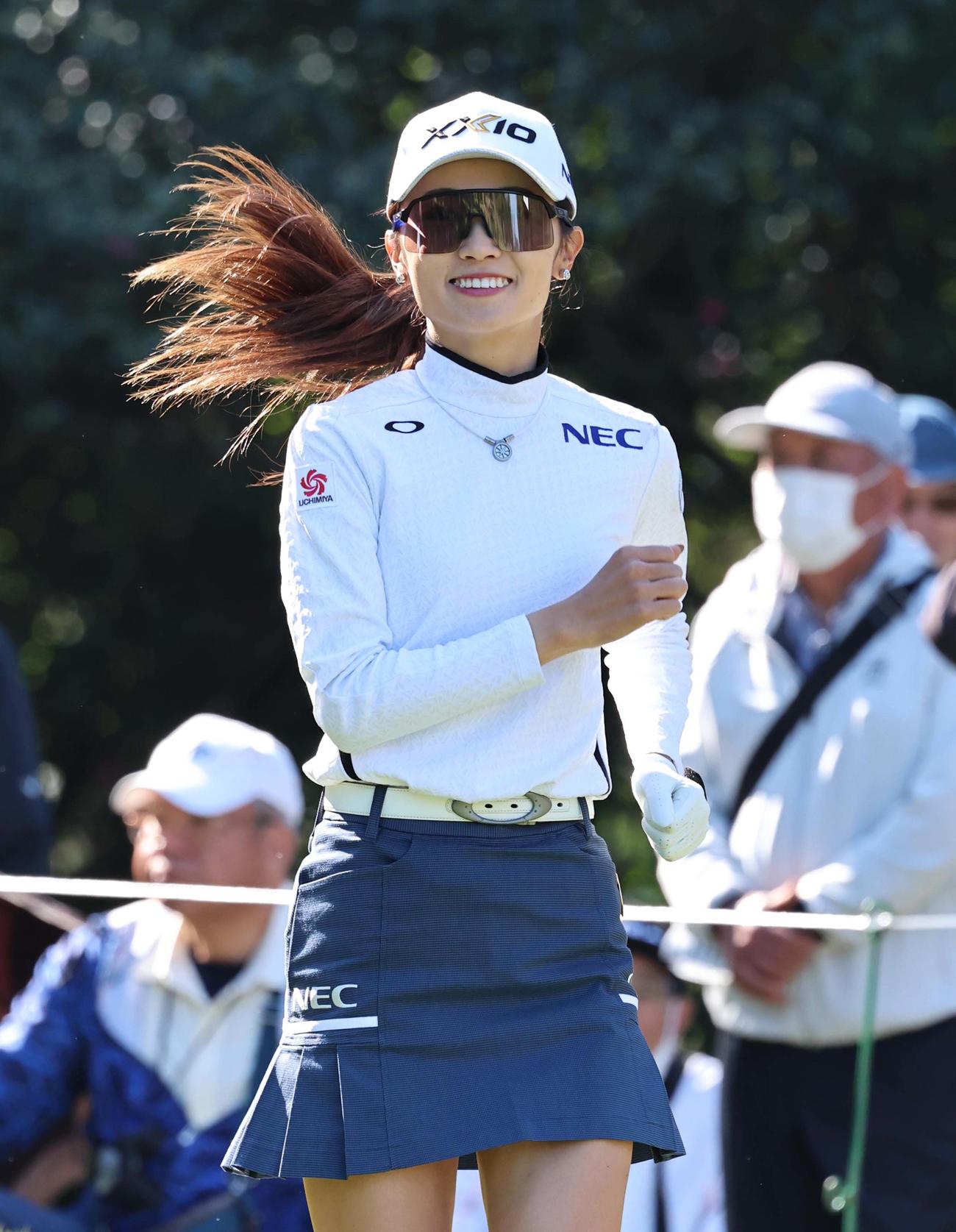 2番、ティーショットを放ちセカンドへ向かう安田祐香（撮影・上田博志）