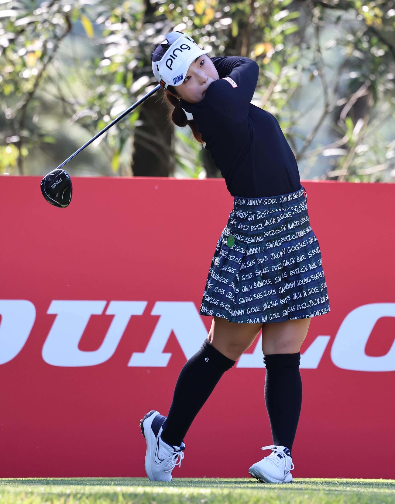 2番、ティーショットを放つ佐久間朱莉（撮影・上田博志）