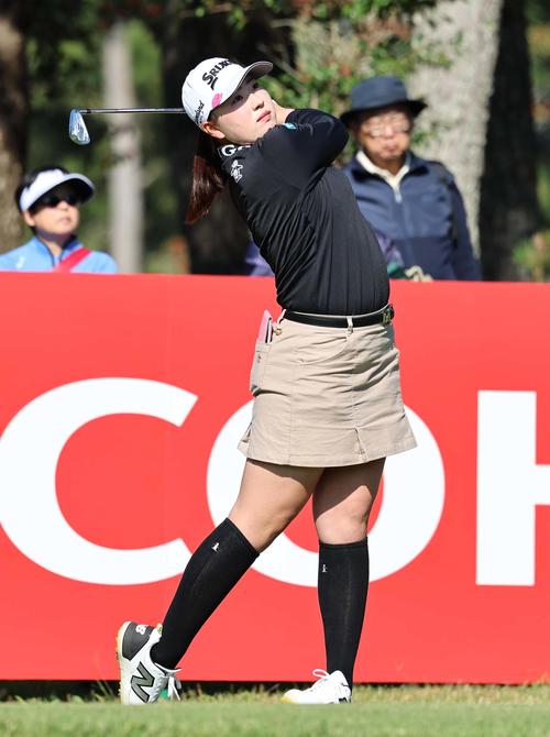 8番、ティーショットを放つ竹田（撮影・上田博志）
