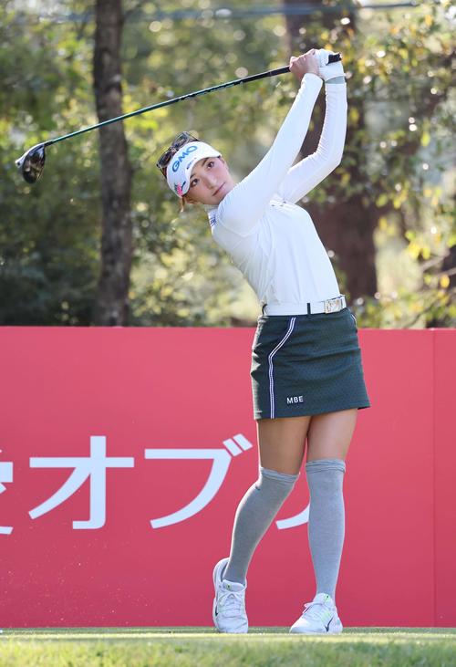 2番、ティーショットを放つ脇元華（撮影・上田博志）
