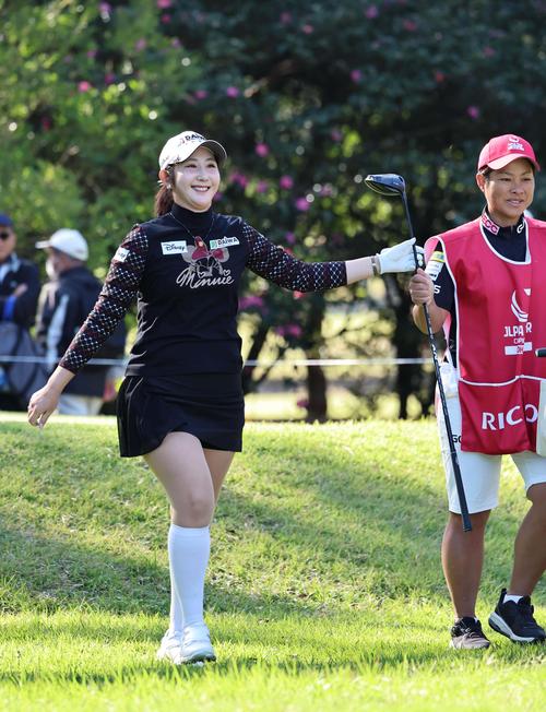 2番、ティーショットを放ち笑顔を見せるペ・ソンウ（撮影・上田博志）