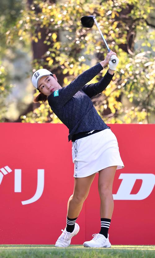 2番、ティーショットを放つ佐藤心結（撮影・上田博志）