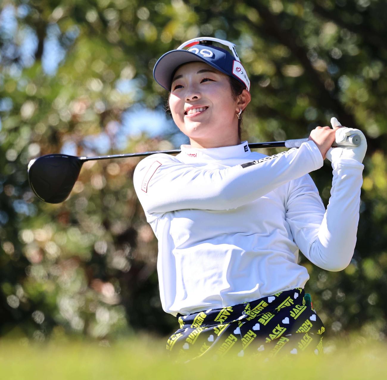3番、ティーショットを放つ佐久間朱莉（撮影・上田博志）