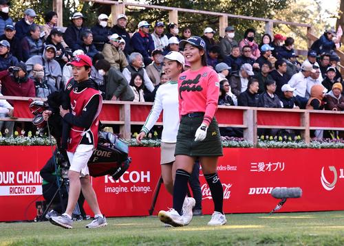 1番、笑顔を見せながらセカンドへ向かう桜井心那（右）と佐藤心結（撮影・上田博志）
