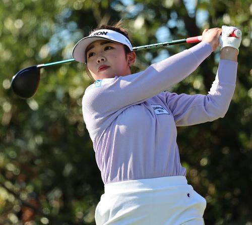 3番、ティーショットを放つ山下美夢有（撮影・上田博志）