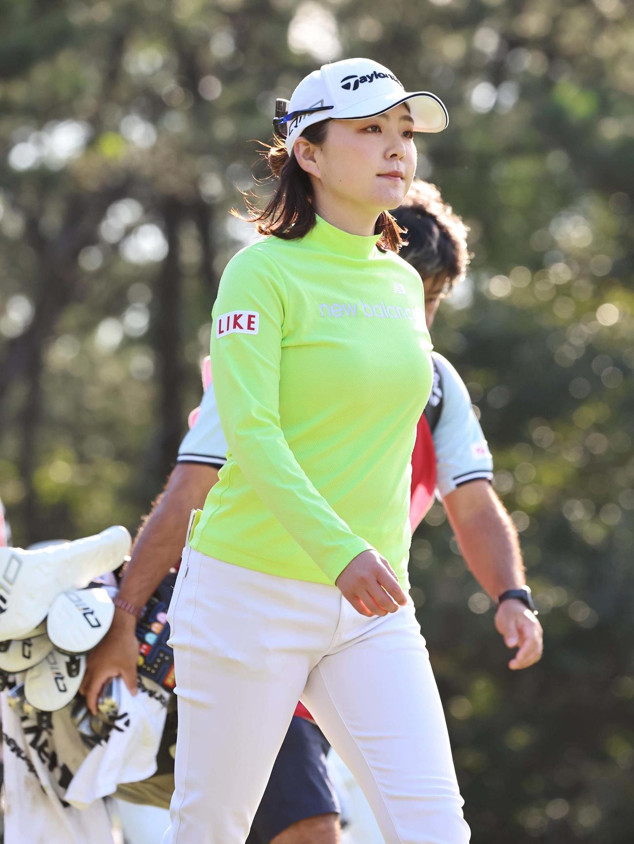4番、セカンドへ向かう山内日菜子（撮影・上田博志）