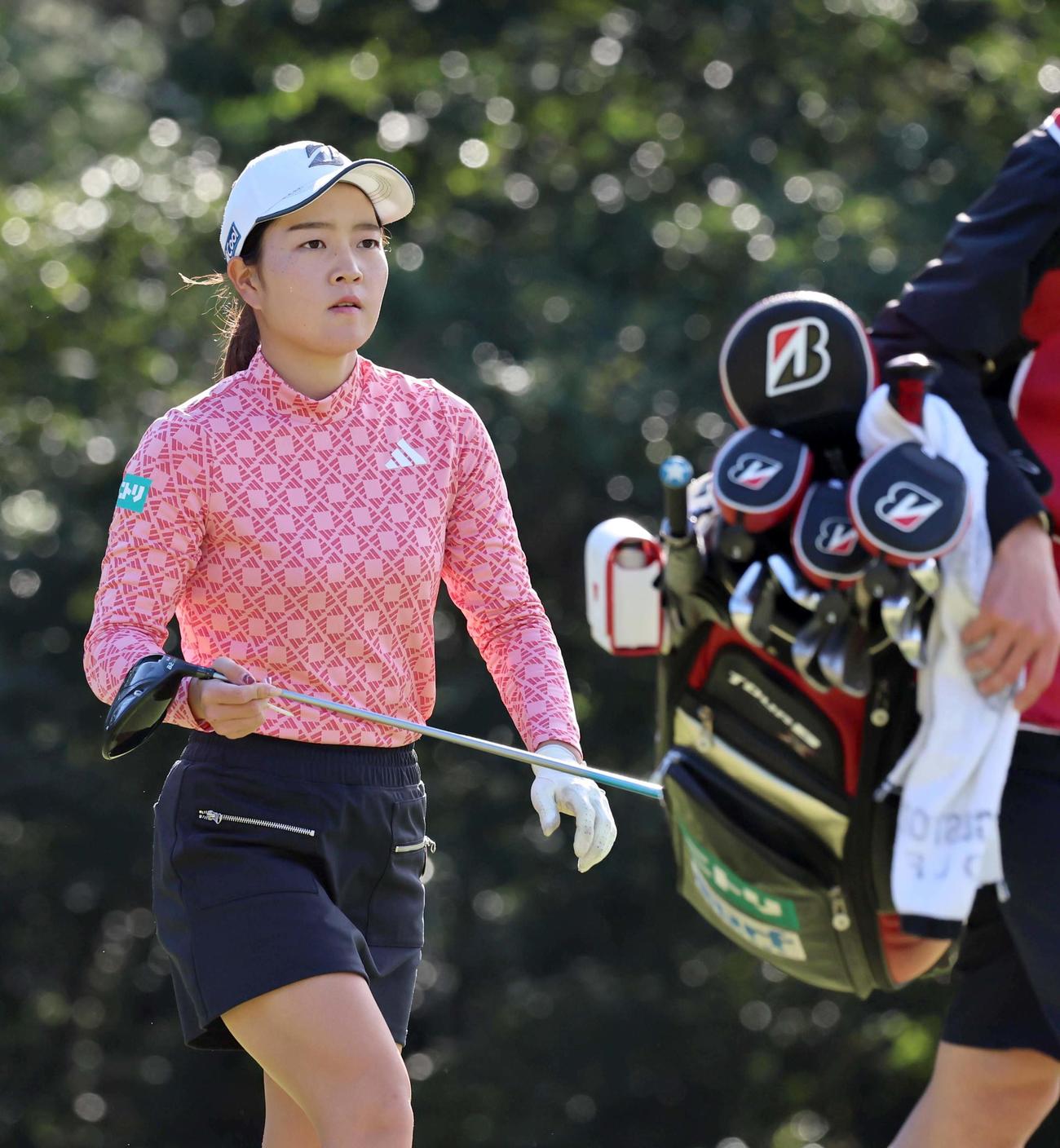 4番、セカンドへ向かう佐藤心結（撮影・上田博志）