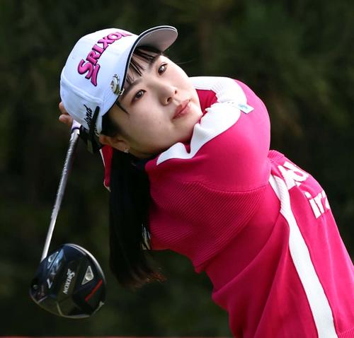 4番、ティーショットを放つ尾関彩美悠（撮影・上田博志）
