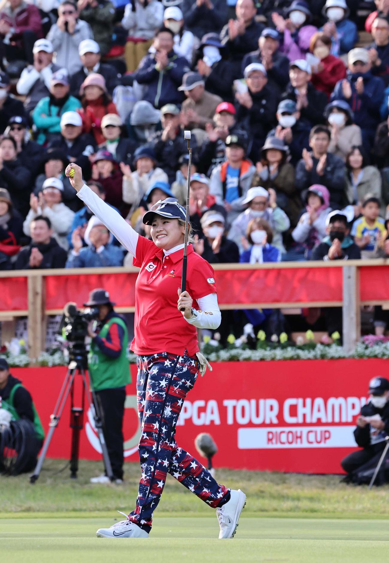 12アンダーで優勝した桑木志帆はガッツポーズをする（撮影・上田博志）