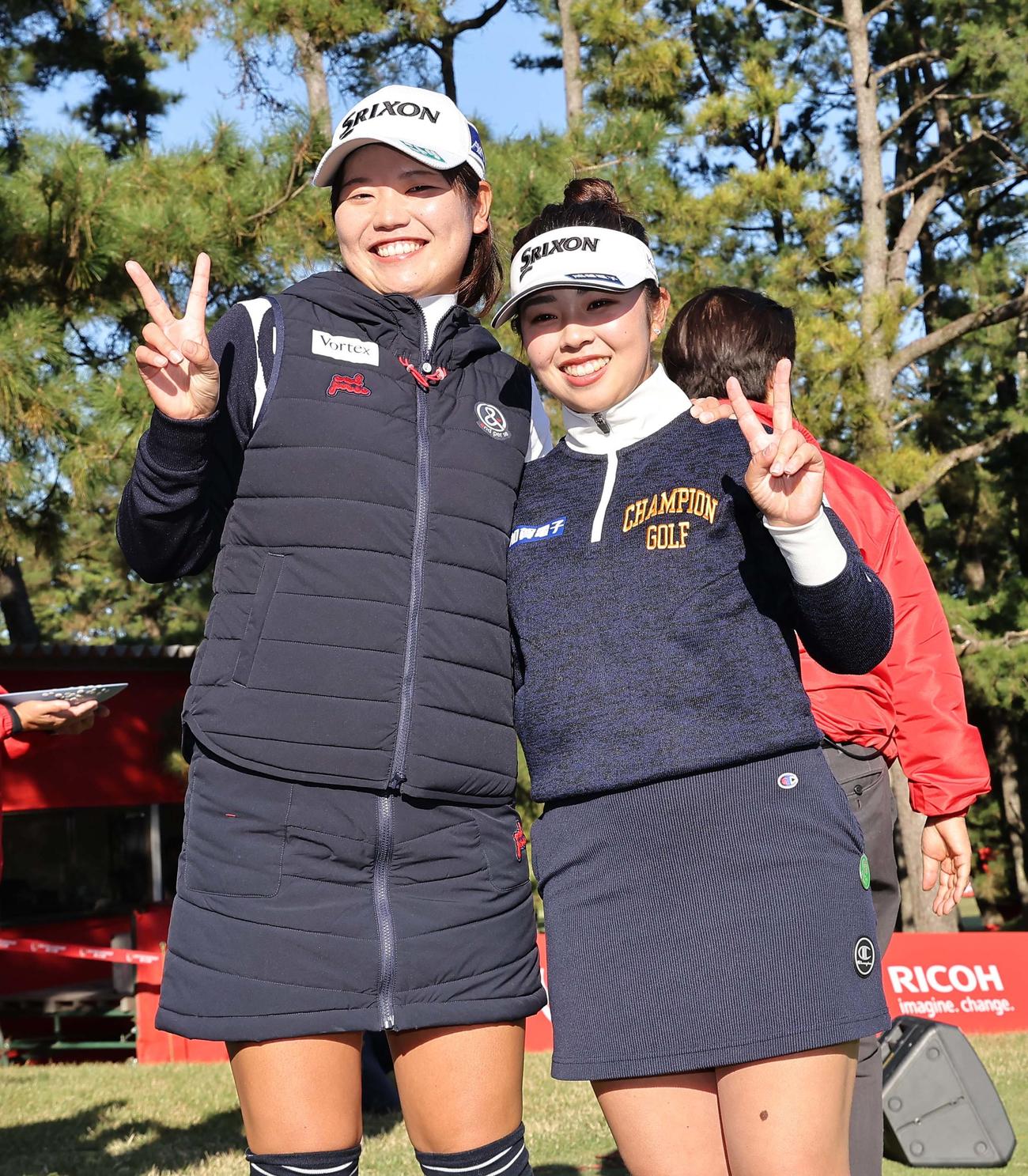 笑顔を見せる桜井心那（左）と山下美夢有（撮影・上田博志）