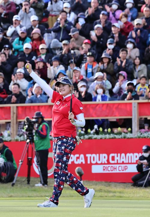 12アンダーで優勝した桑木志帆はガッツポーズをする（撮影・上田博志）