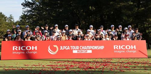 ツアー最終戦を終え記念撮影する40人の選手たち（撮影・上田博志）