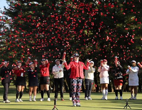 優勝した桑木志帆はフラワーシャワーを浴びる（撮影・上田博志）