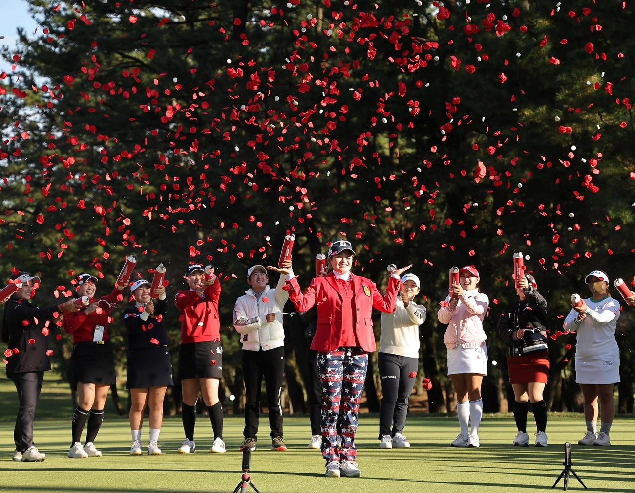 優勝した桑木志帆はフラワーシャワーを浴びる（撮影・上田博志）