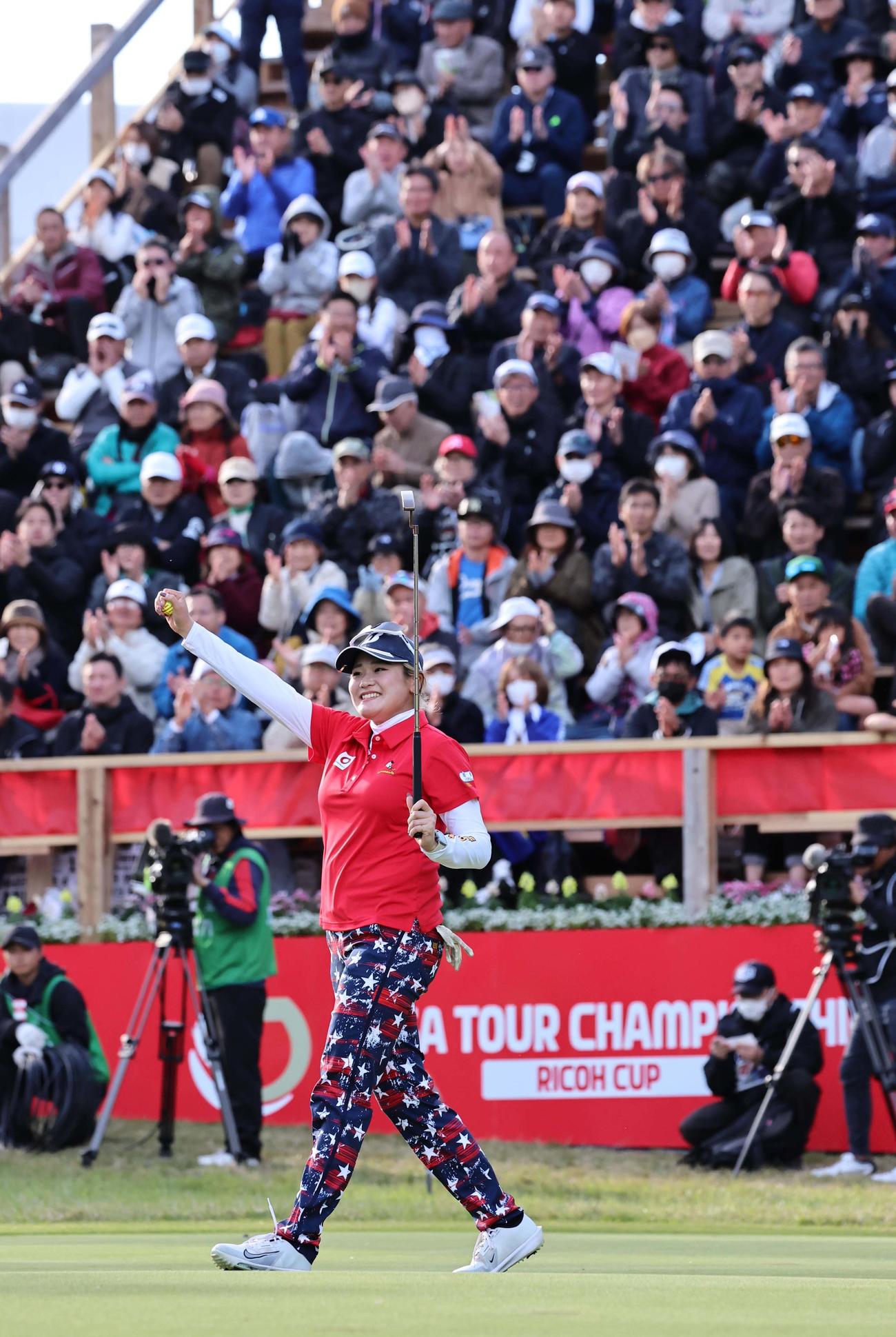12アンダーで優勝した桑木志帆（撮影・上田博志）