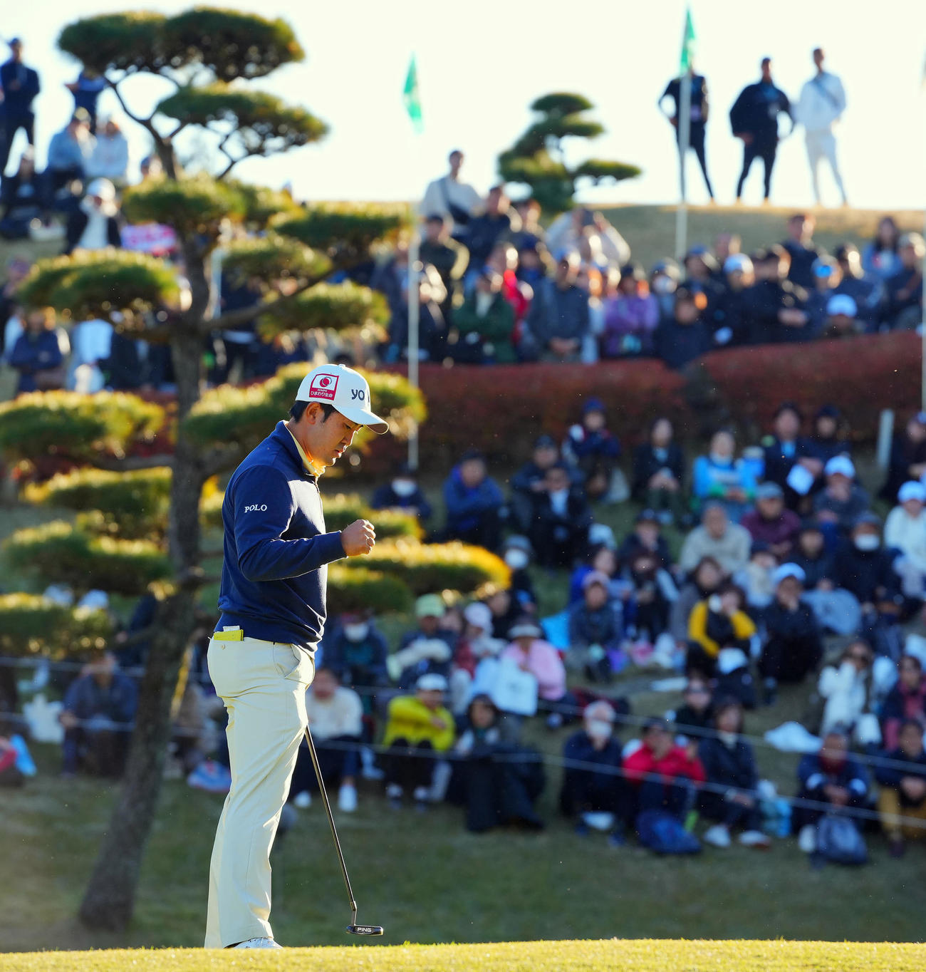 18番、パットを沈め拳を握るする金谷（撮影・垰建太）