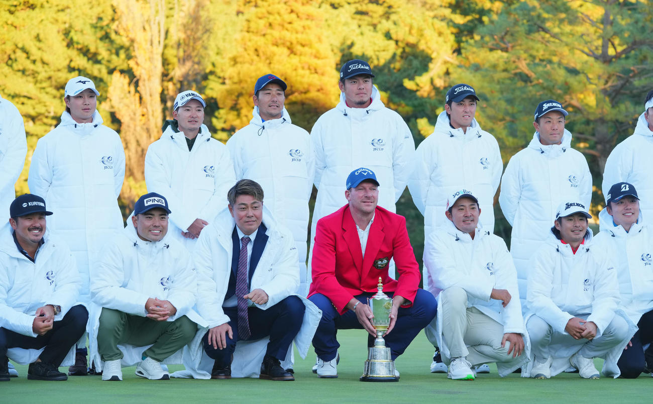 JTカップ　最終日　表彰式を終え並んで写真に納まる金谷（前列右から3人目）、平田（後列左）ら選手たち（撮影・垰建太）