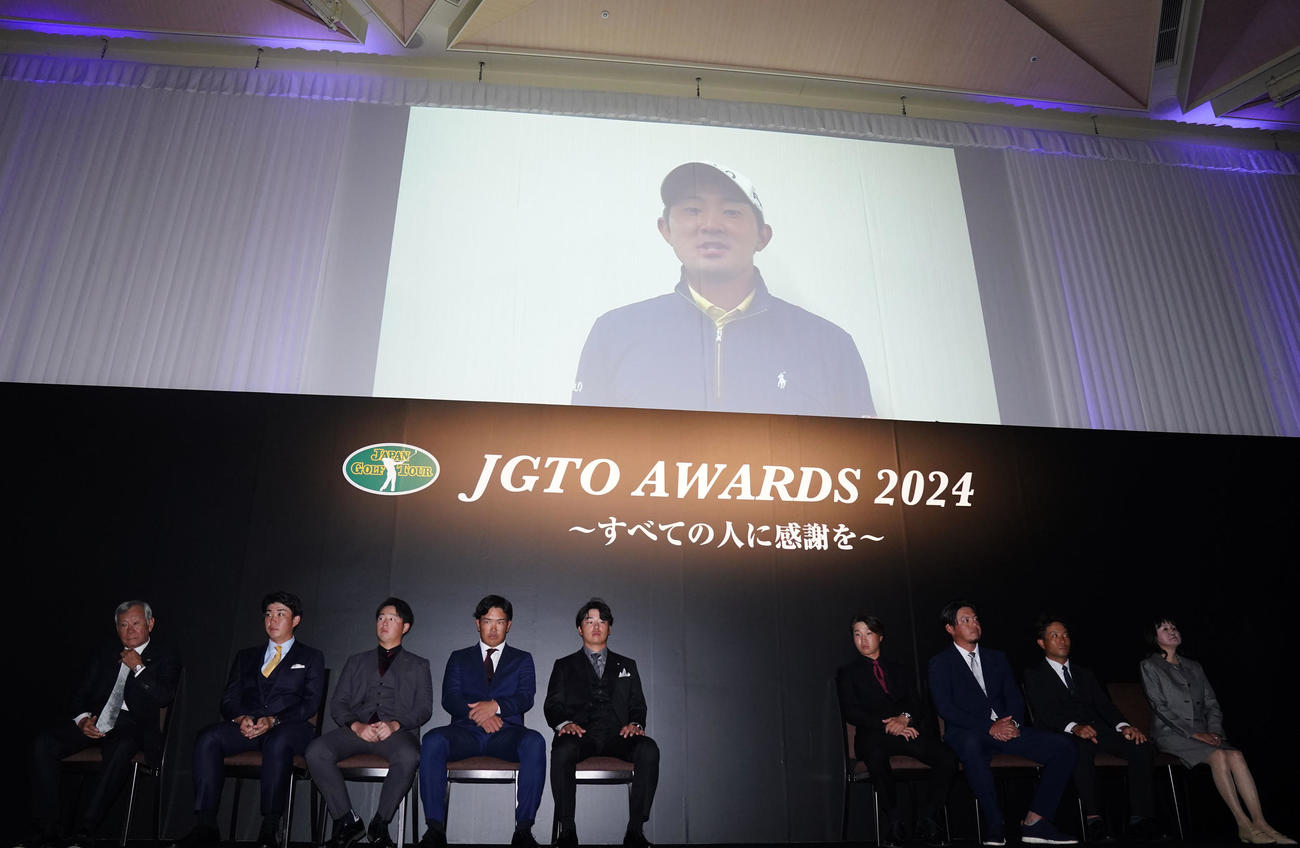最優秀選手賞を受賞し映像出演する金谷（撮影・横山健太）