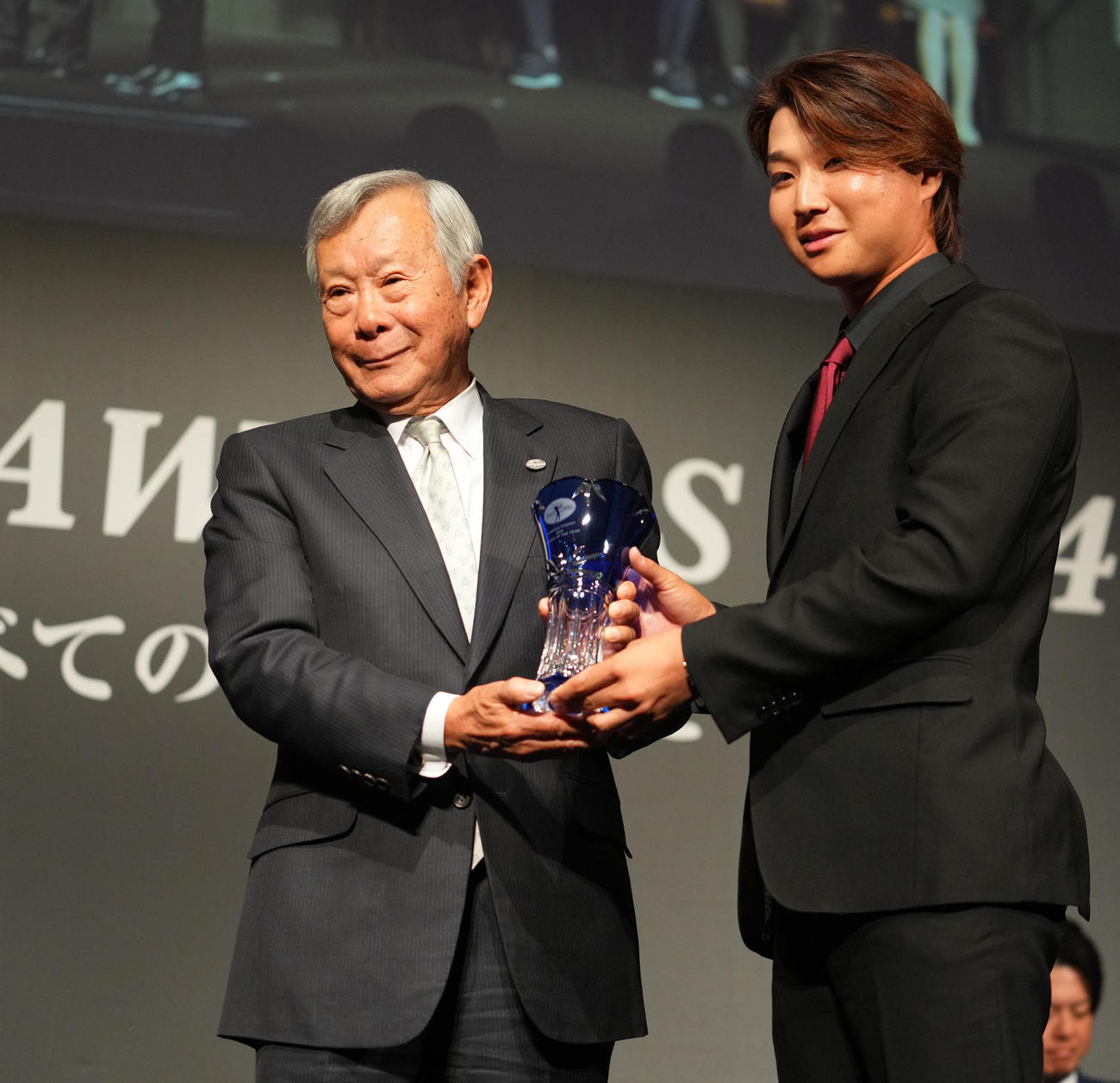 最優秀新人賞を受賞した平田。左は諸星裕会長（撮影・横山健太）