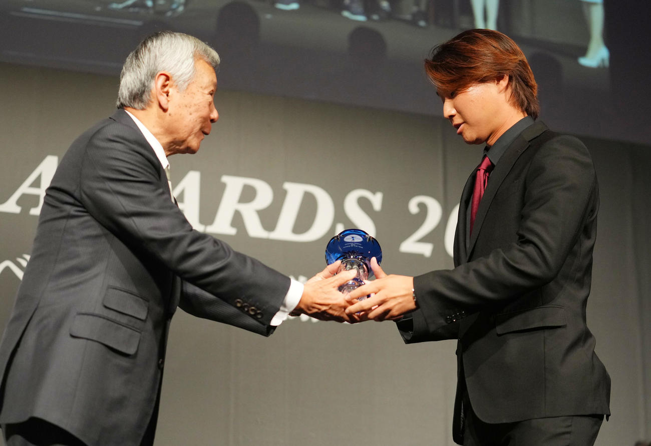 最優秀新人賞を受賞した平田。左は諸星裕会長（撮影・横山健太）