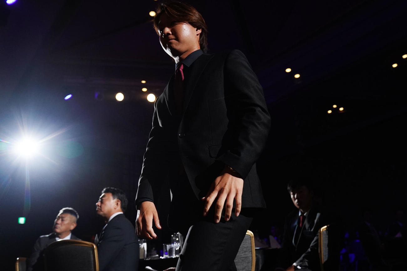 最優秀新人賞を受賞し登壇する平田（撮影・横山健太）