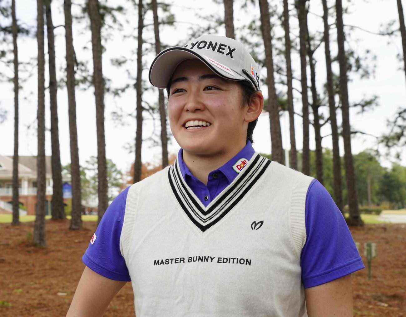 最終ラウンドを終え、取材に応じる岩井明愛＝マグノリアグローブ（共同）