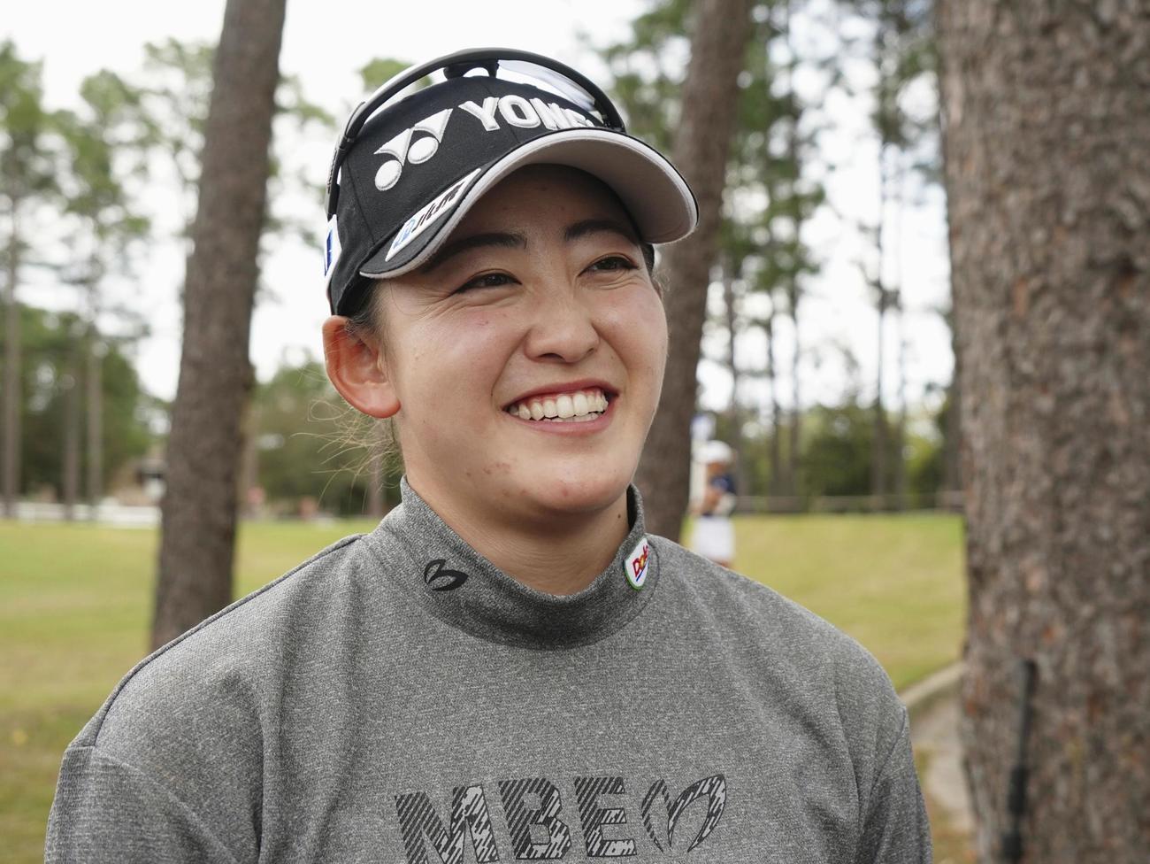 最終ラウンドを終え、取材に応じる岩井千怜＝マグノリアグローブ（共同）