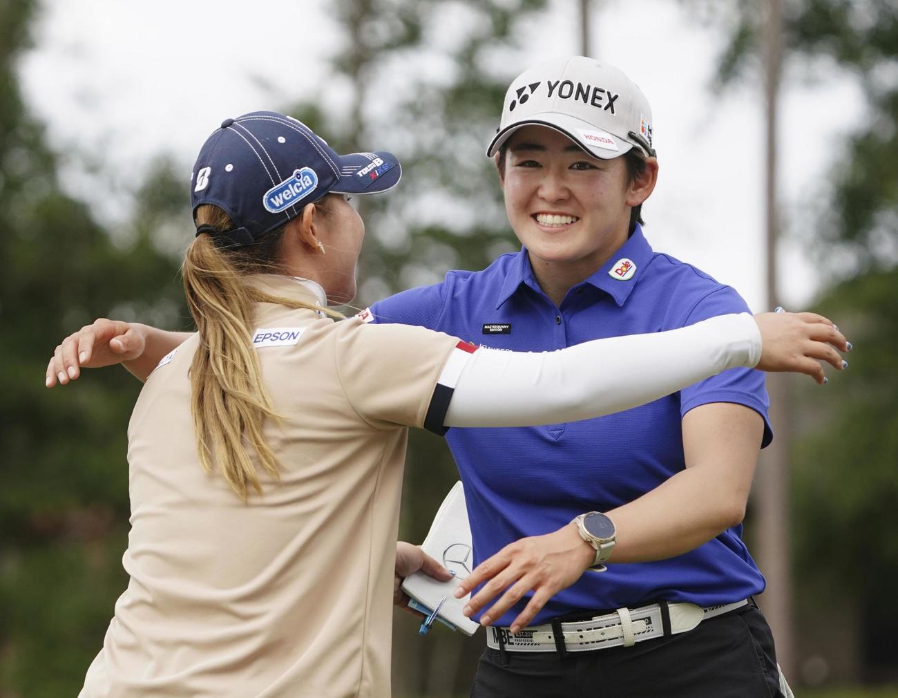 最終ラウンド、笑顔でホールアウトする岩井明愛（右）。通算16アンダーで5位＝マグノリアグローブ（共同）