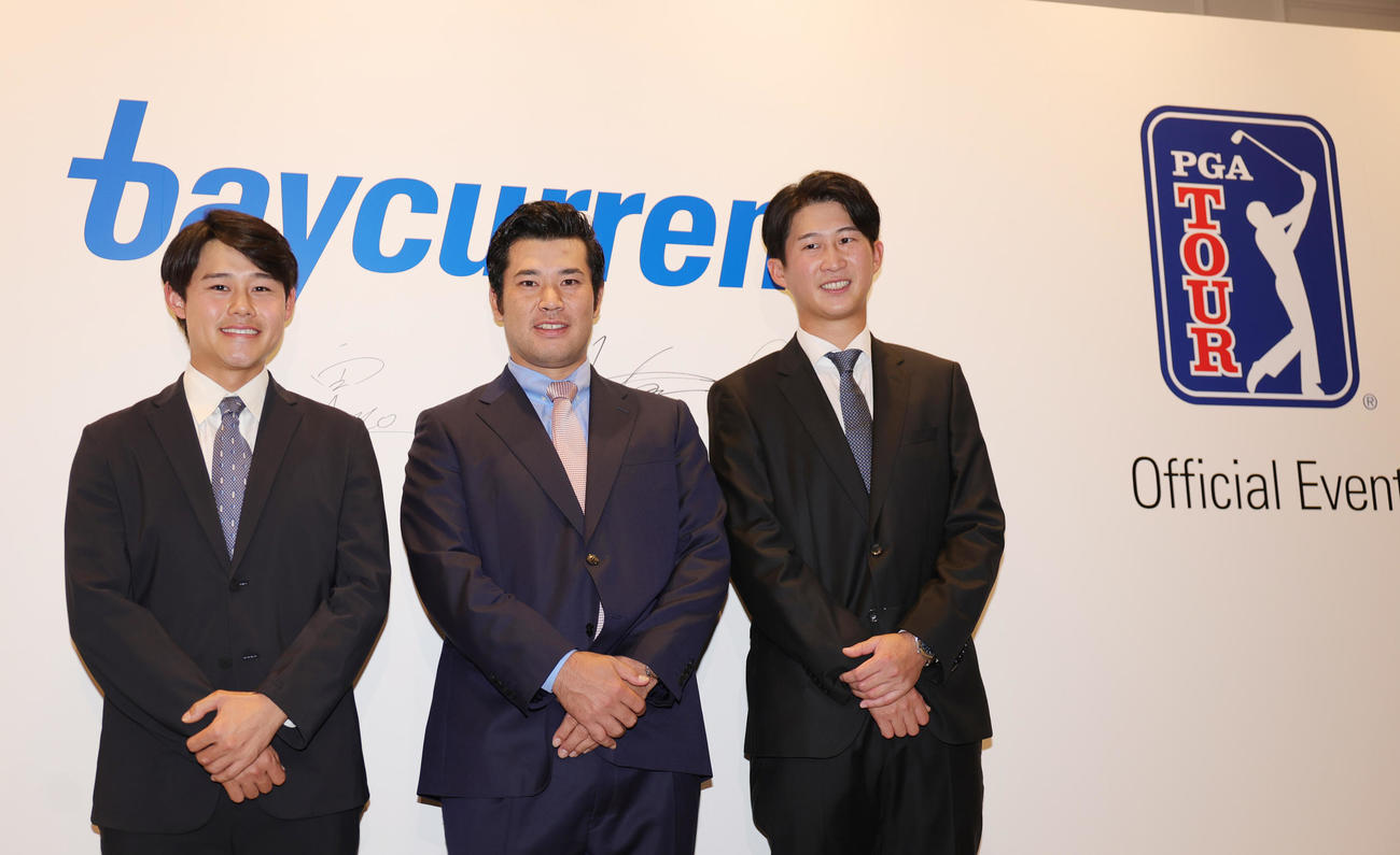 PGAツアー「ベイカレントクラシック」開催発表会見で、ボードにサインを記し笑顔を見せる、左から大西、松山、星野（撮影・野上伸悟）