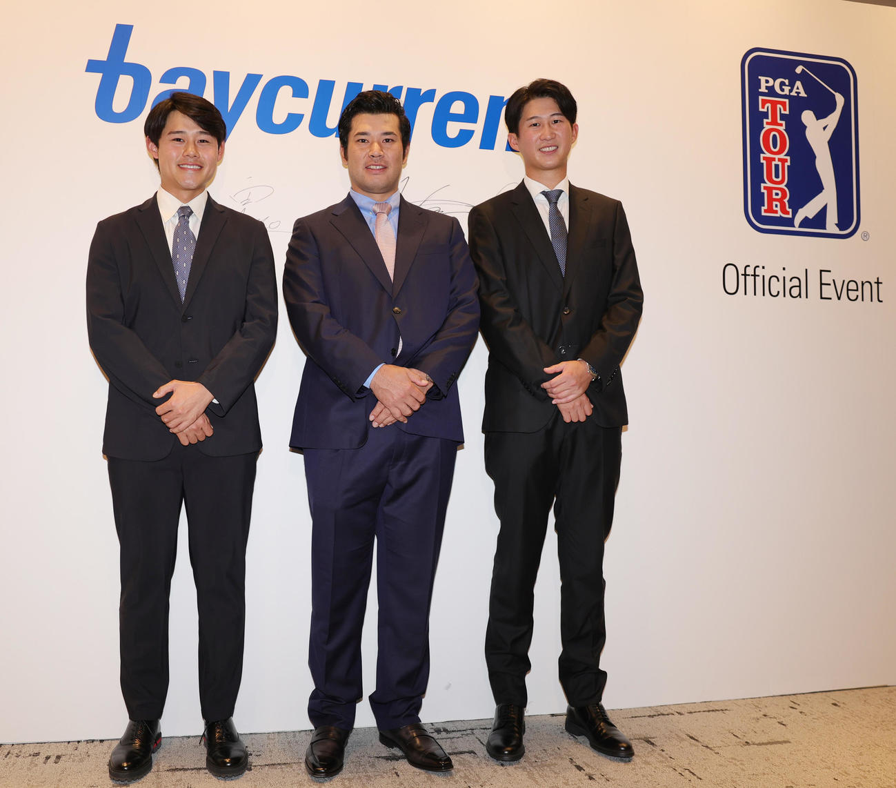PGAツアー「ベイカレントクラシック」開催発表会見で、ボードにサインを記し笑顔を見せる、左から大西、松山、星野（撮影・野上伸悟）