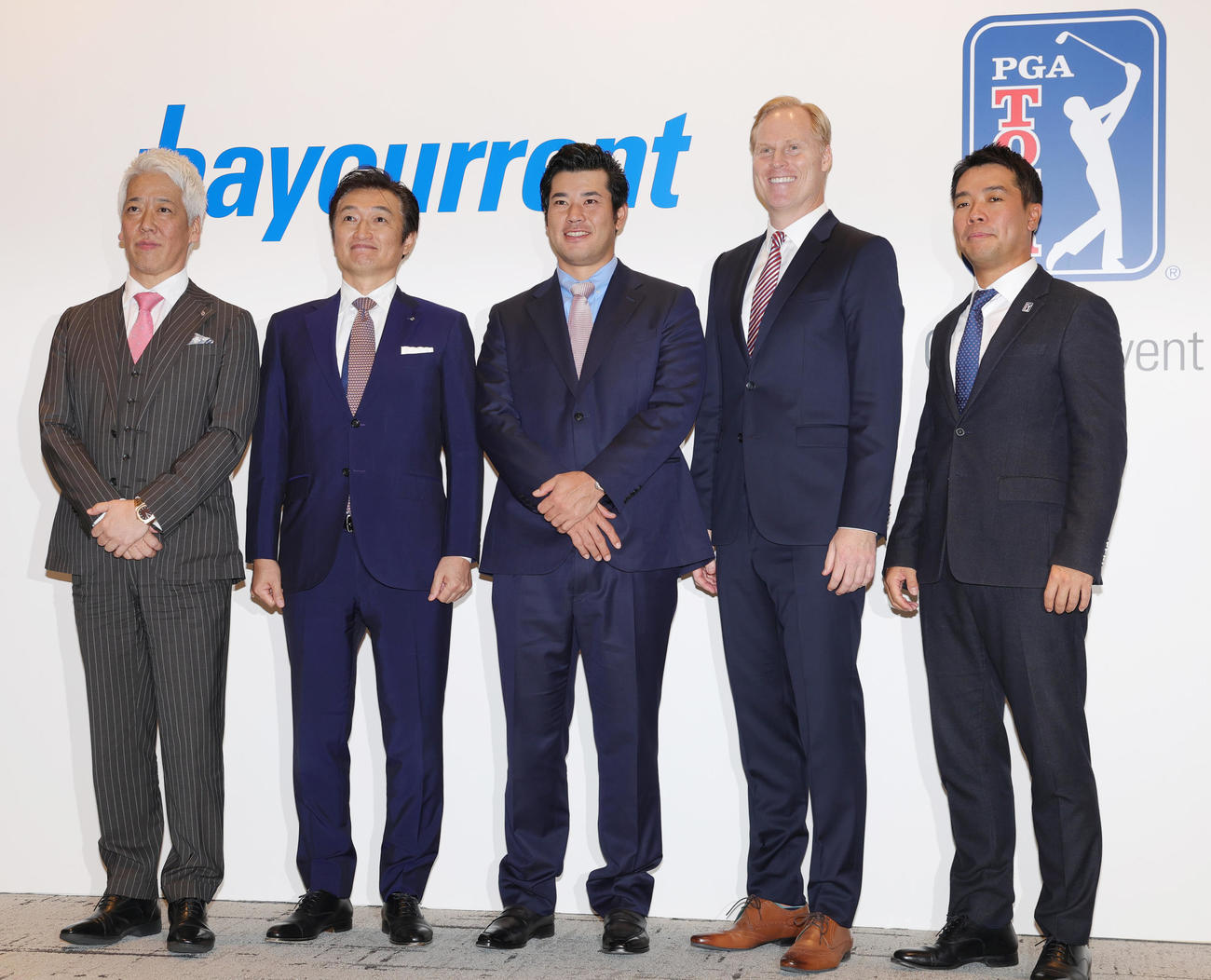 PGAツアー「ベイカレントクラシック」開催発表会見に出席した、左から冠スポンサーのベイカレント北風副社長、阿部社長、松山、PGAツアーインターナショナルのハーディ社長、PGAツアーアジア太平洋のリー社長（撮影・野上伸悟）