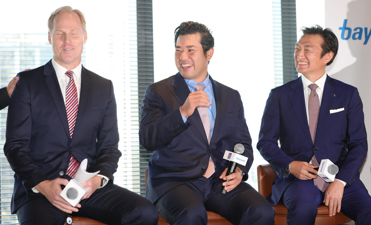 PGAツアー「ベイカレントクラシック」開催発表会見に出席し笑顔を見せる、左からPGAツアーインターナショナルのハーディ社長、松山、冠スポンサーのベイカレント阿部社長（撮影・野上伸悟）