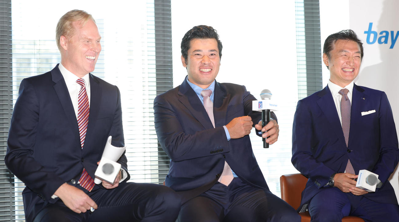PGAツアー「ベイカレントクラシック」開催発表会見に出席し笑顔を見せる、左からPGAツアーインターナショナルのハーディ社長、松山、冠スポンサーのベイカレント阿部社長（撮影・野上伸悟）