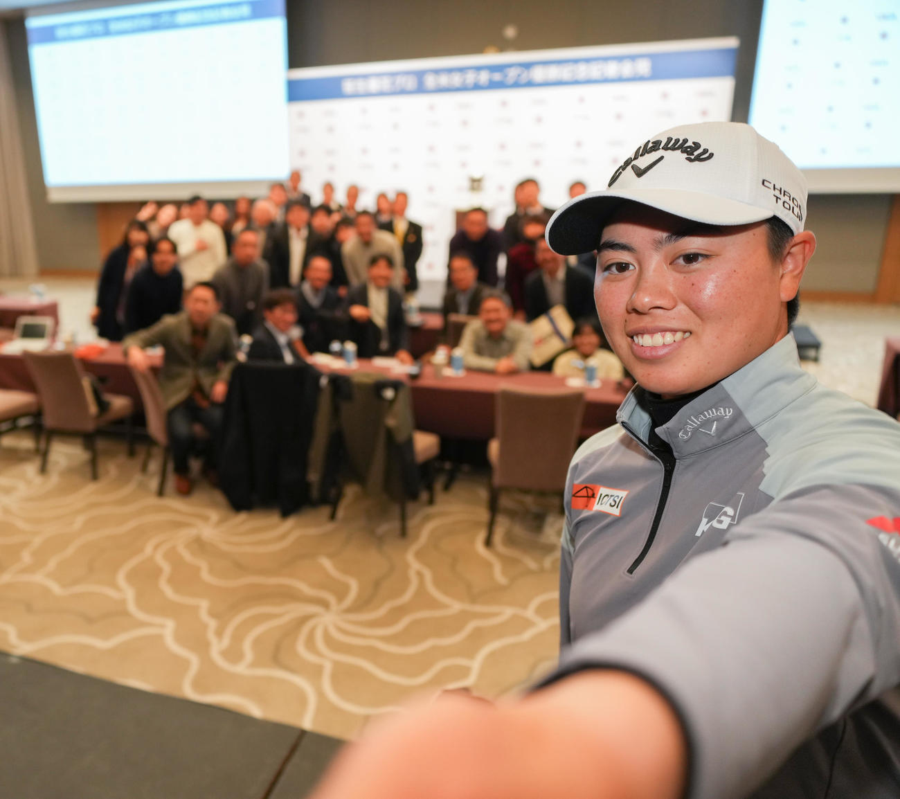 全米女子オープン優勝記念記者会見で集まった報道陣と記念写真に納まる笹生（撮影・菅敏）