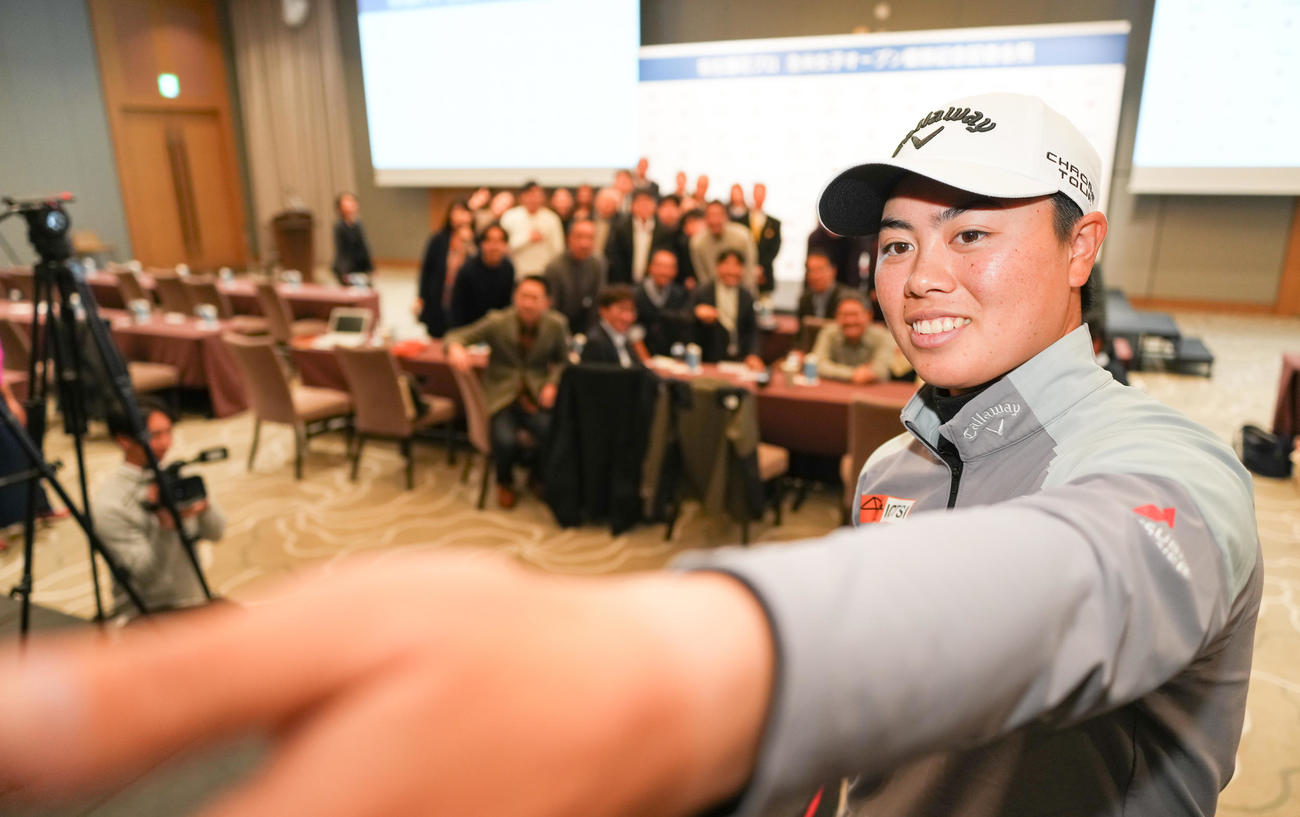 全米女子オープン優勝記念記者会見で集まった報道陣と記念写真に納まる笹生（撮影・菅敏）
