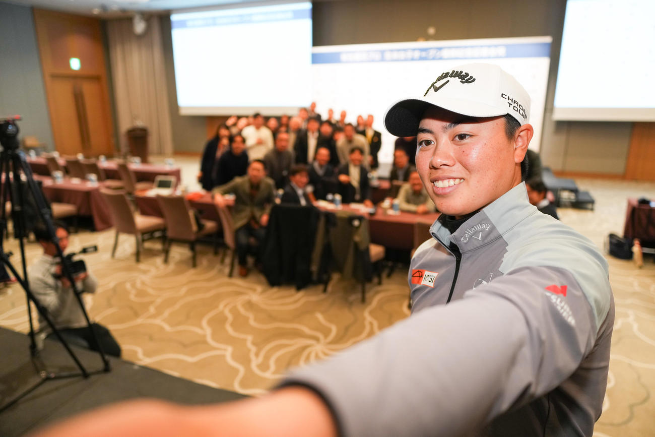 全米女子オープン優勝記念記者会見で集まった報道陣と記念写真に納まる笹生（撮影・菅敏）