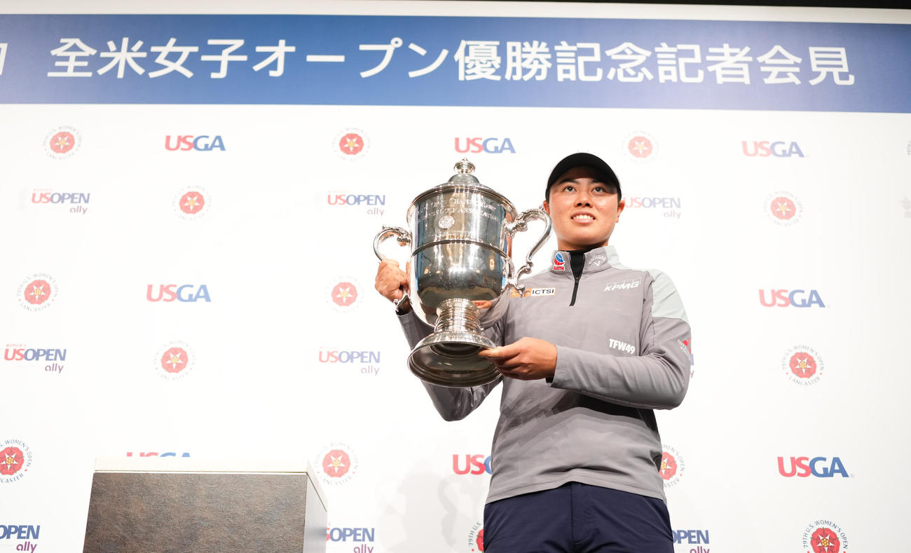 全米女子オープン優勝記念記者会見でトロフィーを手に笑顔を見せる笹生（撮影・菅敏）
