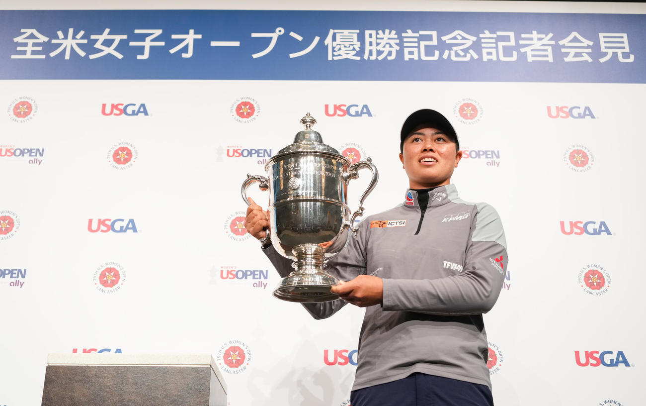 全米女子オープン優勝記念記者会見でトロフィーを手に笑顔を見せる笹生（撮影・菅敏）
