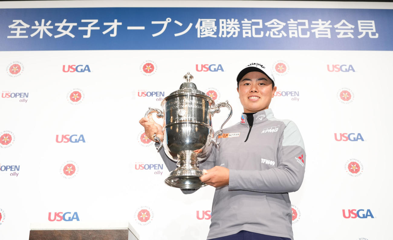全米女子オープン優勝記念記者会見でトロフィーを手に笑顔を見せる笹生（撮影・菅敏）