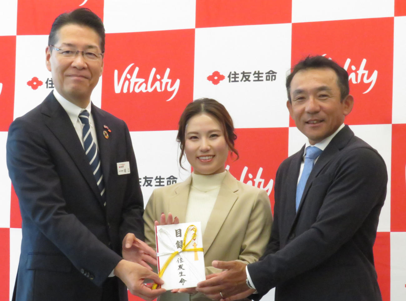 日本プロキャディー協会に寄付金を贈呈し、同協会の森本真祐代表理事（右）、住友生命の堀江喜義執行役専務（左）と記念撮影に納まった西村優菜