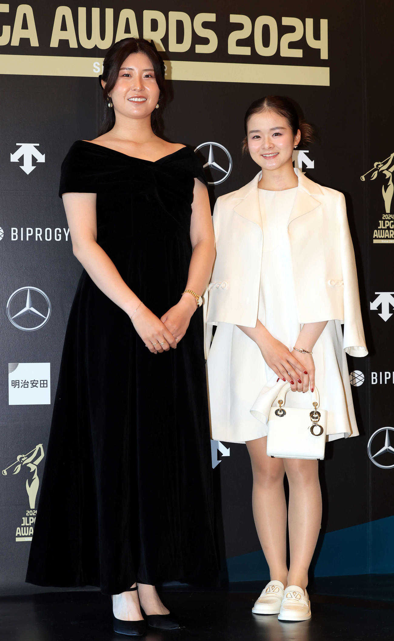 「JLPGAアワード2024」でドレスアップした大里桃子（左）と川崎春花（撮影・浅見桂子）