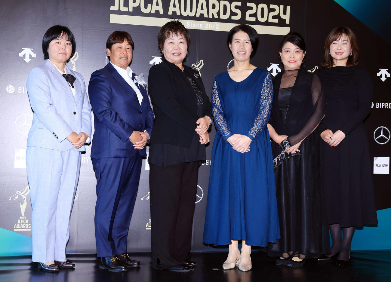 「JLPGAアワード2024」でドレスアップした、左から不動裕理、表純子、島袋美幸、鈴木佳恵、斉藤裕子、久保樹乃（撮影・浅見桂子）